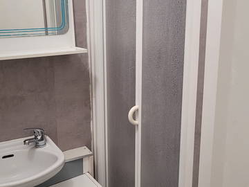 Chambre chez l'habitant à louer à Ruffec - photo 10 : salle de bain-10