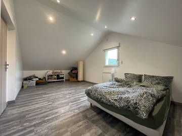 Grande chambre, maison moderne avec grand jardin et terrasse