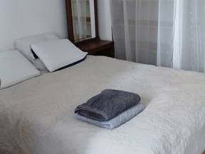 GROßES MÖBLIERTES ZIMMER im Haus eines Einheimischen. 40 Minuten Paris RERA