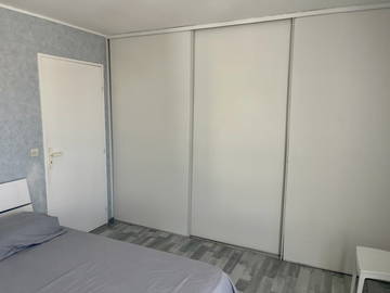 Grande chambre meublée à louer – Calme, lumineuse et tout co