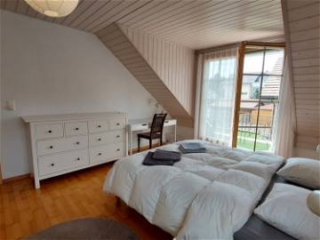 Roomlala | Grande chambre meublée avec balcon dans villa/Lausanne-3