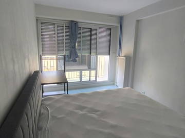 Grande chambre meublée avec balcon privé - colocation