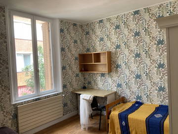 Grande chambre meublée pour 1 personne
