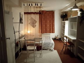 Grande Chambre Rouge Meublée 18m2 Dans Maison D'artiste