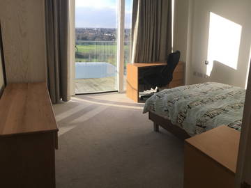 Roomlala | Grande e luminoso apartamento duplo em um apartamento de cobertura