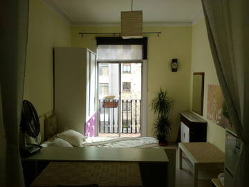 Roomlala | Grandes quartos triplos no centro de Barcelona