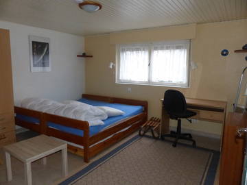 Roomlala | Groot gemeubileerde kamer op die grondvloer, kombuis, badkamer, P