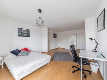 Roomlala | Großes Helles Zimmer – 20 M² – ST57