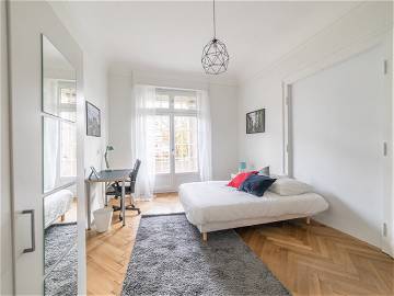 Roomlala | Großes Zimmer Mit Balkon – 20 M² – ST46