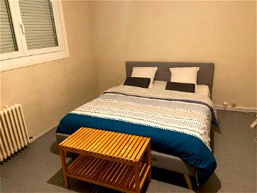 Roomlala | Großes Zimmer Mit Doppelbett