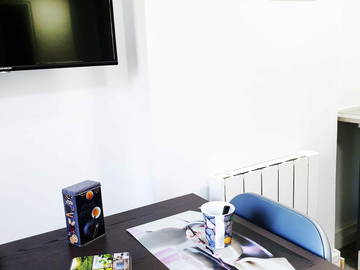 Roomlala | Habitación 1er piso con cocina americana, TV, nevera, ducha.