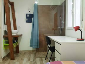 CHAMBRE 2 AVEC LIT SIMPLE SALLE DE BAIN PRIVÉE SERRURE ET AC