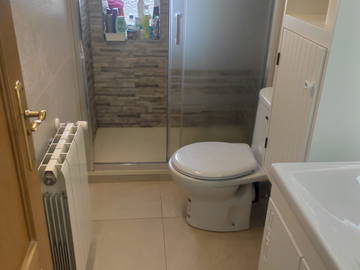Chambre chez l'habitant à louer à Madrid - photo 8 : salle de bain-8