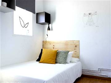 Roomlala | Habitación Con Cama Doble En Un ático Renovado (RH17-R2)