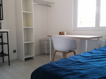 Roomlala | Habitación De Estudiante Tranquila Y Luminosa