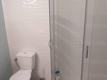 Chambre chez l'habitant à louer à Barcelona - photo 4 : salle de bain-4
