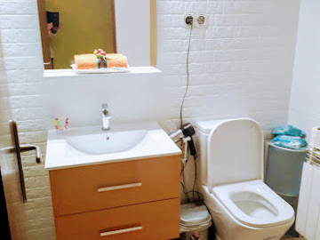 Chambre chez l'habitant à louer à Barcelona - photo 8 : salle de bain-8