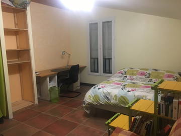 Roomlala | Habitación estudiantes-Zona tranquila-Plaza de parking-Wifi precio IVA incluido