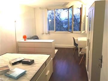 Roomlala | Habitación grande en apartamento compartido en el centro de Nanterre (RER A)