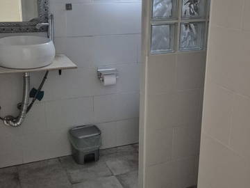 Chambre chez l'habitant à louer à Chiclana De La Frontera - photo 4 : salle de bain-4