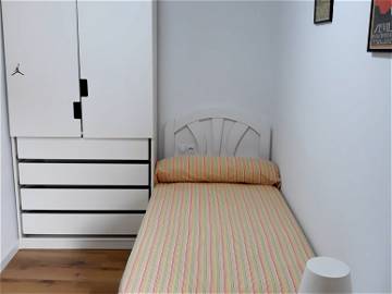 Roomlala | Habitación Interior Individual En Barcelona Centro