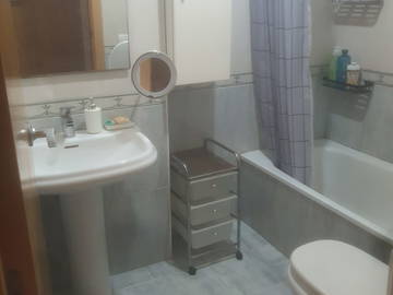 Colocation à louer à L'ampolla - photo 2 : salle de bain-2