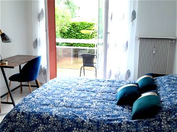 Roomlala | Habitación Muy Grande Con Balcón Cerca De Ginebra