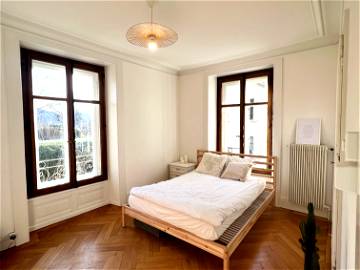 Roomlala | Habitación Muy Grande Y Luminosa En Apartamento Hausmannian