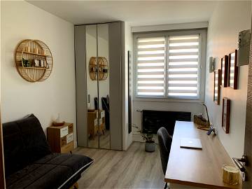 Roomlala | Habitación (para mujeres) en casa de familia en un apartamento de lujo.