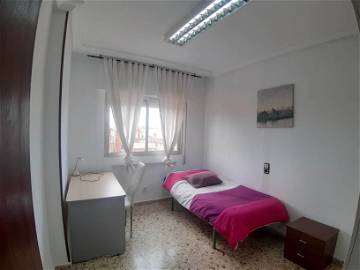 Roomlala | Habitación Privada, Cerca A La Universidad De La Merced