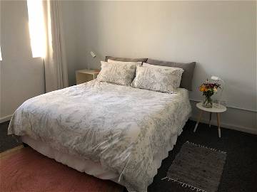 Roomlala | Habitación privada con cama tamaño queen y baño privado propio.