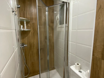 Chambre chez l'habitant à louer à Barcelona - photo 5 : salle de bain-5