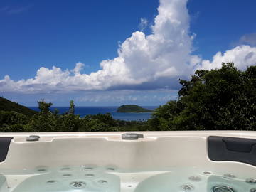 Roomlala | Habitation Pineau : Soleil couchant vue mer et jacuzzi privé