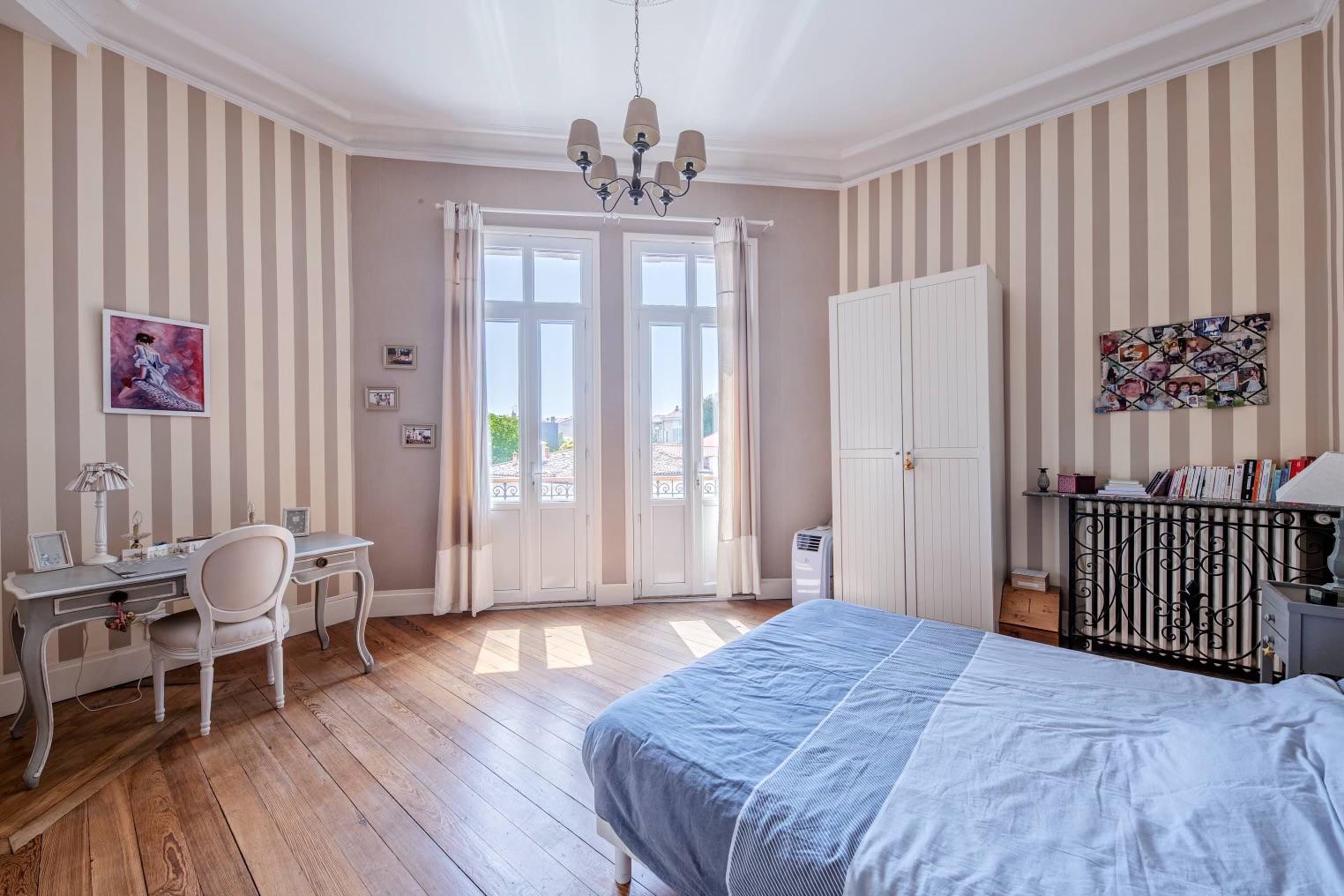 Ganz Haus Bordeaux 651479