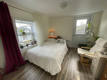 Roomlala | Helles Zimmer mit Balkon, nahe dem Stadtzentrum
