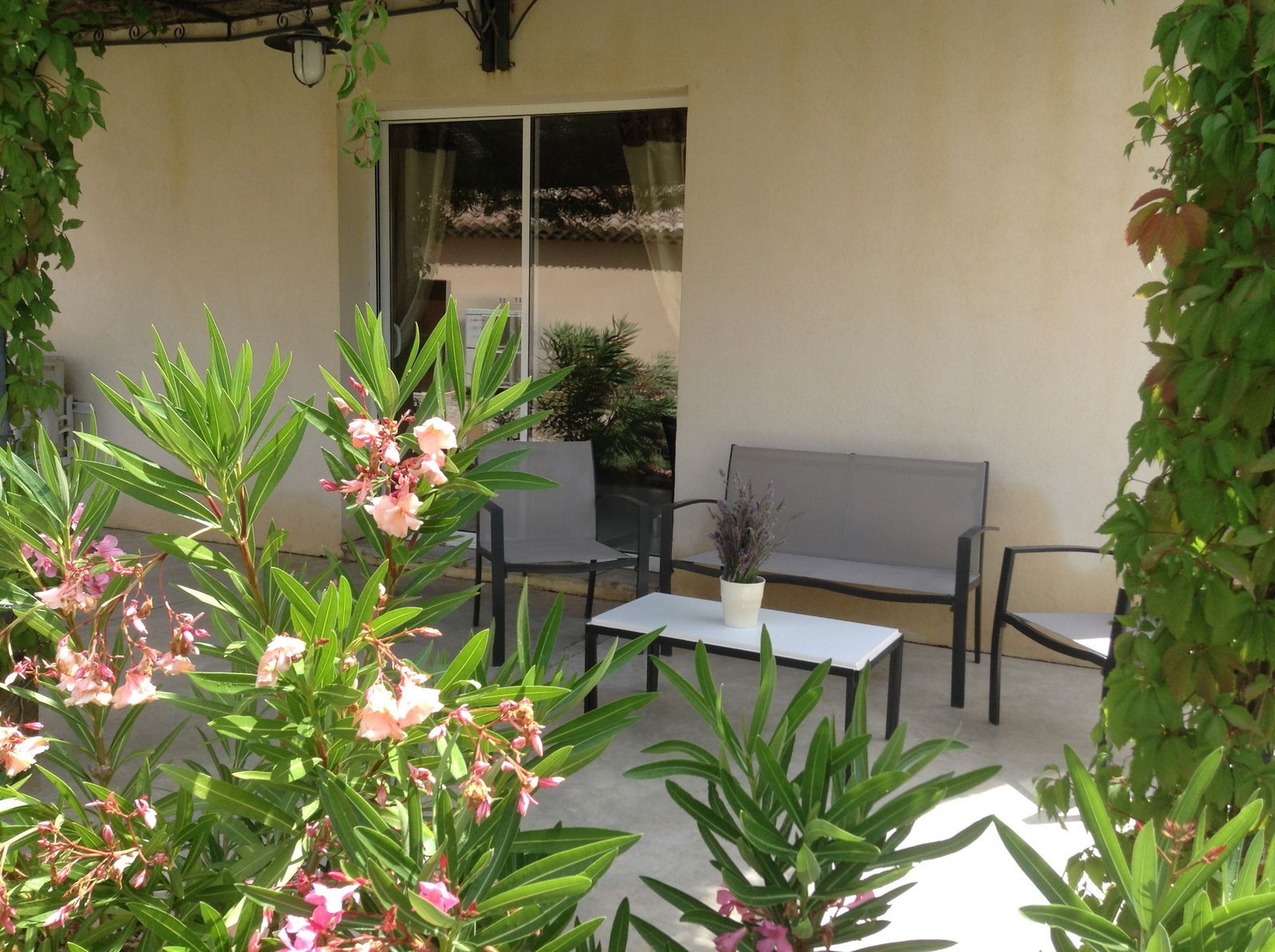 Oberoende Studio Domazan 80190