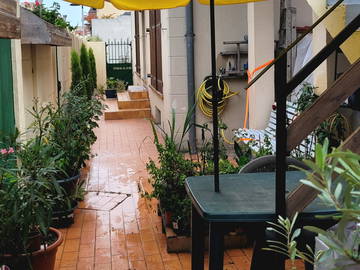 Roomlala | Idosos alugam um lindo quarto em um pavilhão