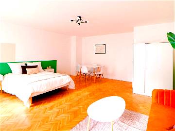 Roomlala | Imposantes 30-Quadratmeter-Zimmer Zur Miete - SDN29