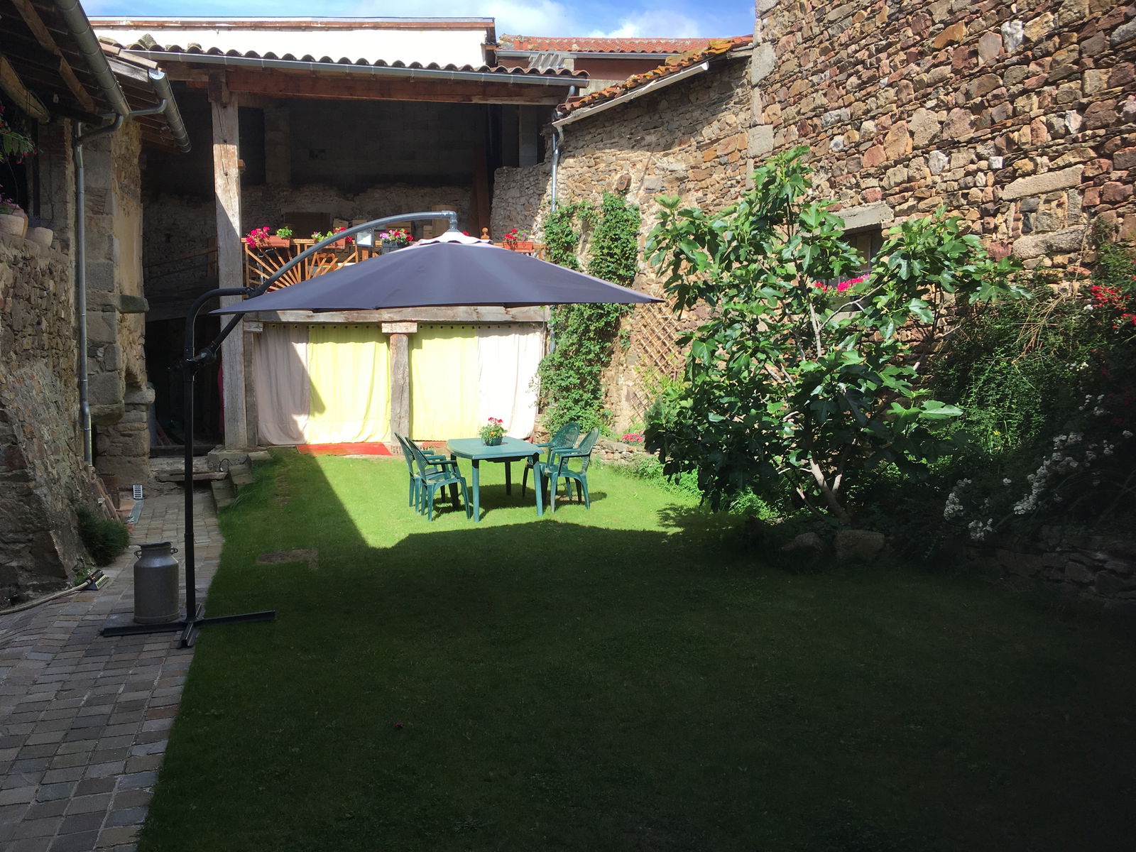 Independent Studio Chaussan 231777