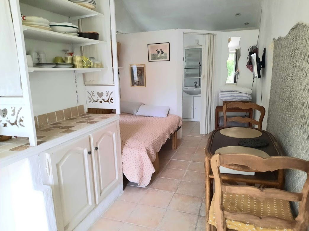 Entire Home Carpentras 16220