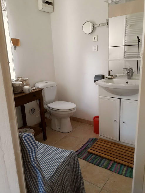 Entire Home Carpentras 16220