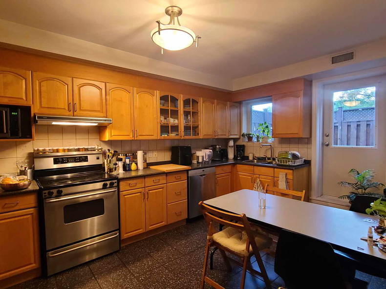 Colocation Toronto 285543-5