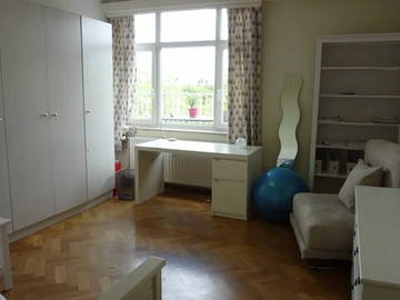 Roomlala | Jasny pokój do wynajęcia w dzielnicy Louise