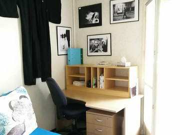 Roomlala | Jasny pokój z podwójnym łóżkiem dostępny