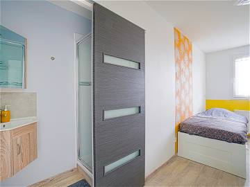 Roomlala | Jaune > Chambre Avec Douche Privée Pour Femmes