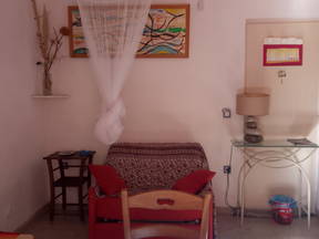 Mooie kamer met toilet en buitendouche.