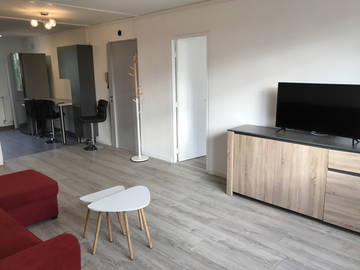 Roomlala | Kamer in volledig gerenoveerd gemeubileerd appartement bij tramstation