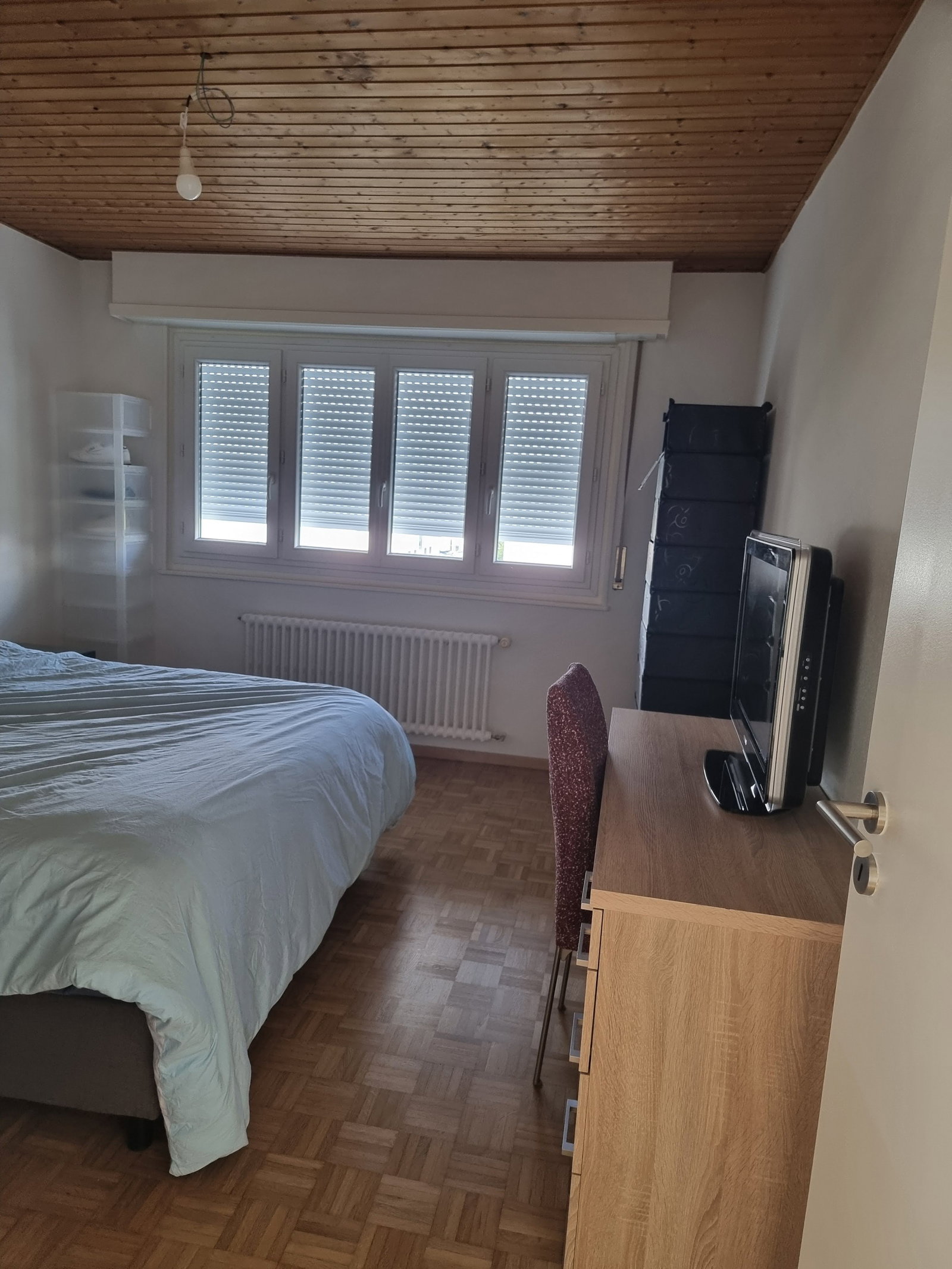 Gastgezin Lonay 662102