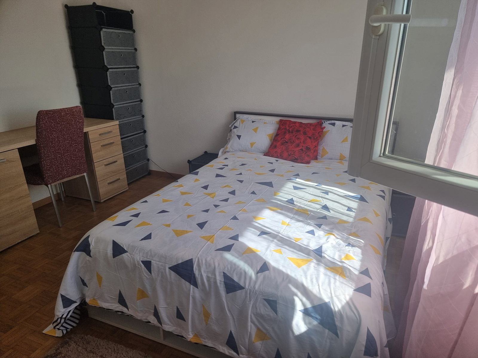 Gastgezin Lonay 662102