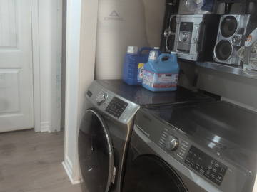 Roomlala | Kelder inclusief een woonkamer, een slaapkamer, een wasruimte